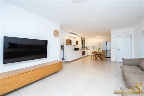 למכירה=דירת 4 חדרים משודרגת מאוד ברחוב גפן המבוקש